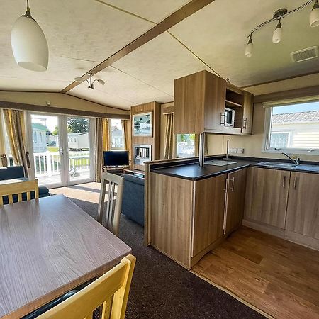 Lovely Caravan With Decking At Cherry Tree Holiday Park In Norfolk Ref 70528C Great Yarmouth Zewnętrze zdjęcie