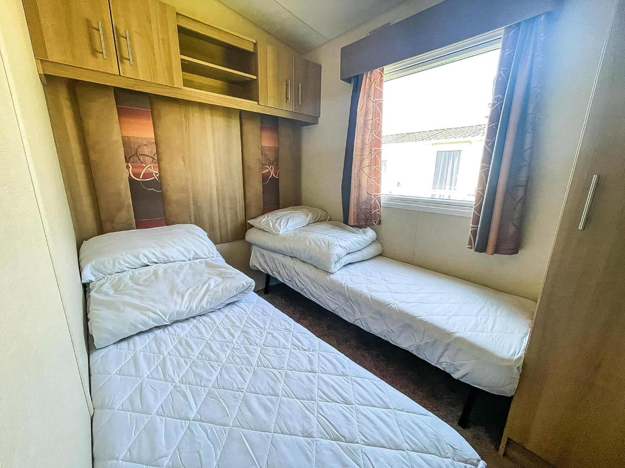 Lovely Caravan With Decking At Cherry Tree Holiday Park In Norfolk Ref 70528C Great Yarmouth Zewnętrze zdjęcie